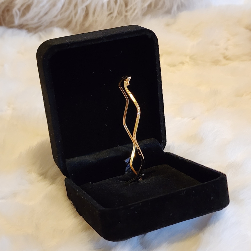 18K Gold Wave Bangle - Picture 2 of 3